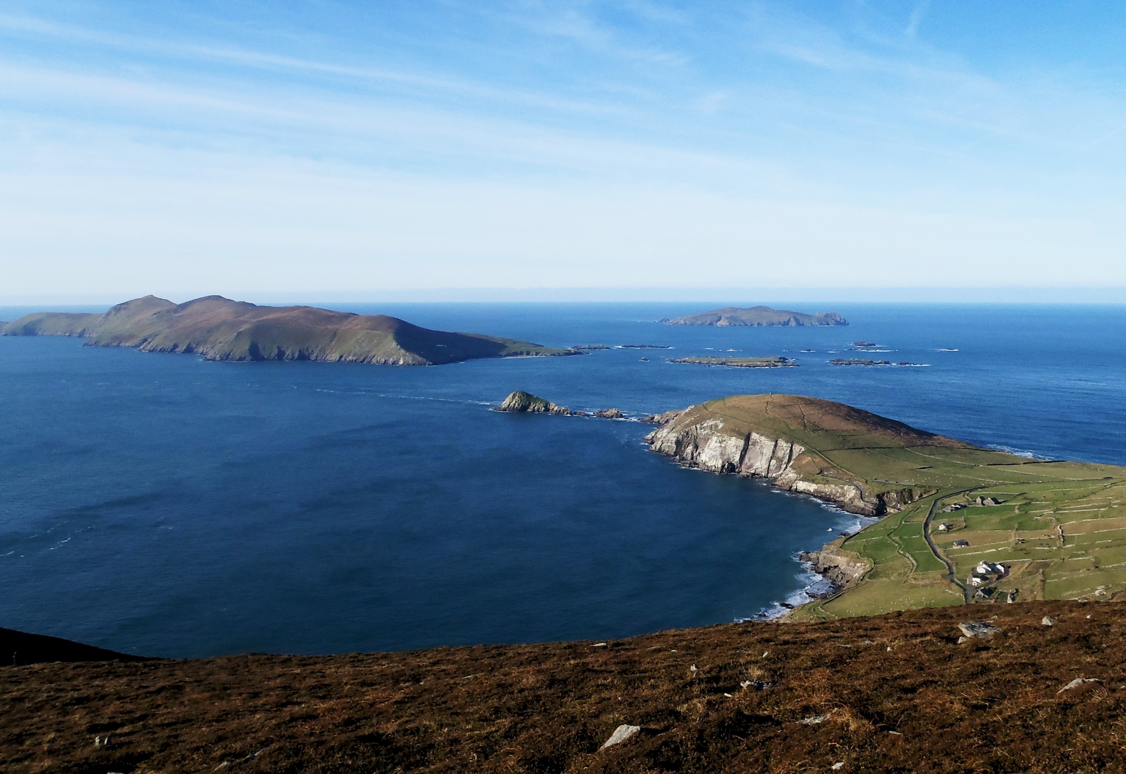 Beautiful landscape view on hillwalking route Loch Shliabh an Iolair - Sliabh an Iolair - Fán