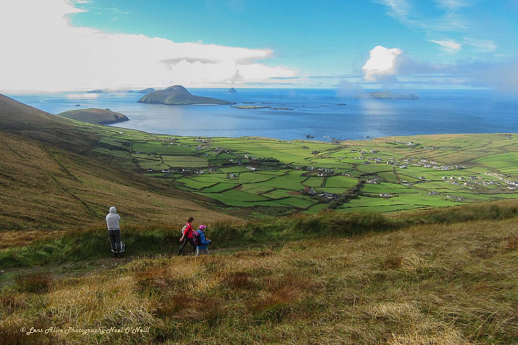 Beautiful landscape view on hillwalking route Loch Shliabh an Iolair - Sliabh an Iolair - Fán