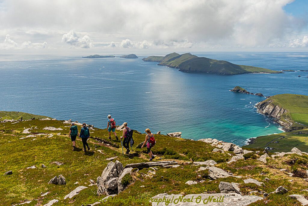 Beautiful landscape view on hillwalking route Loch Shliabh an Iolair - Sliabh an Iolair - Fán