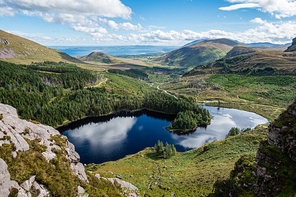 Beautiful landscape view on hillwalking route Glanteenassig - Stradbally Mountain - Beenoskee