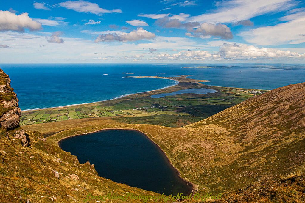 Beautiful landscape view on hillwalking route Glanteenassig - Stradbally Mountain - Beenoskee