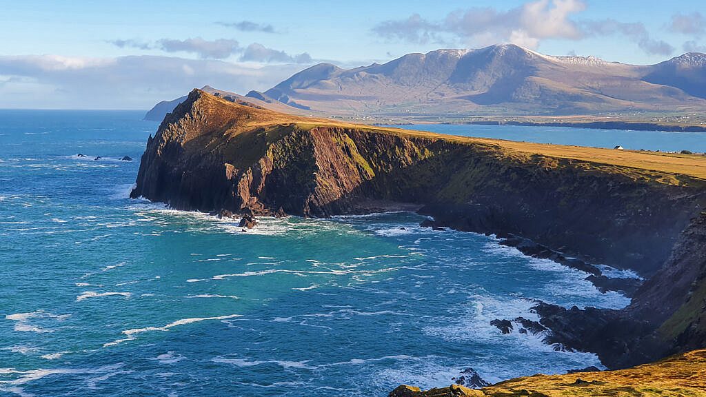 View towards the Three Sisters from the path halfway between Ceann Sinéal and Binn Diarmada.