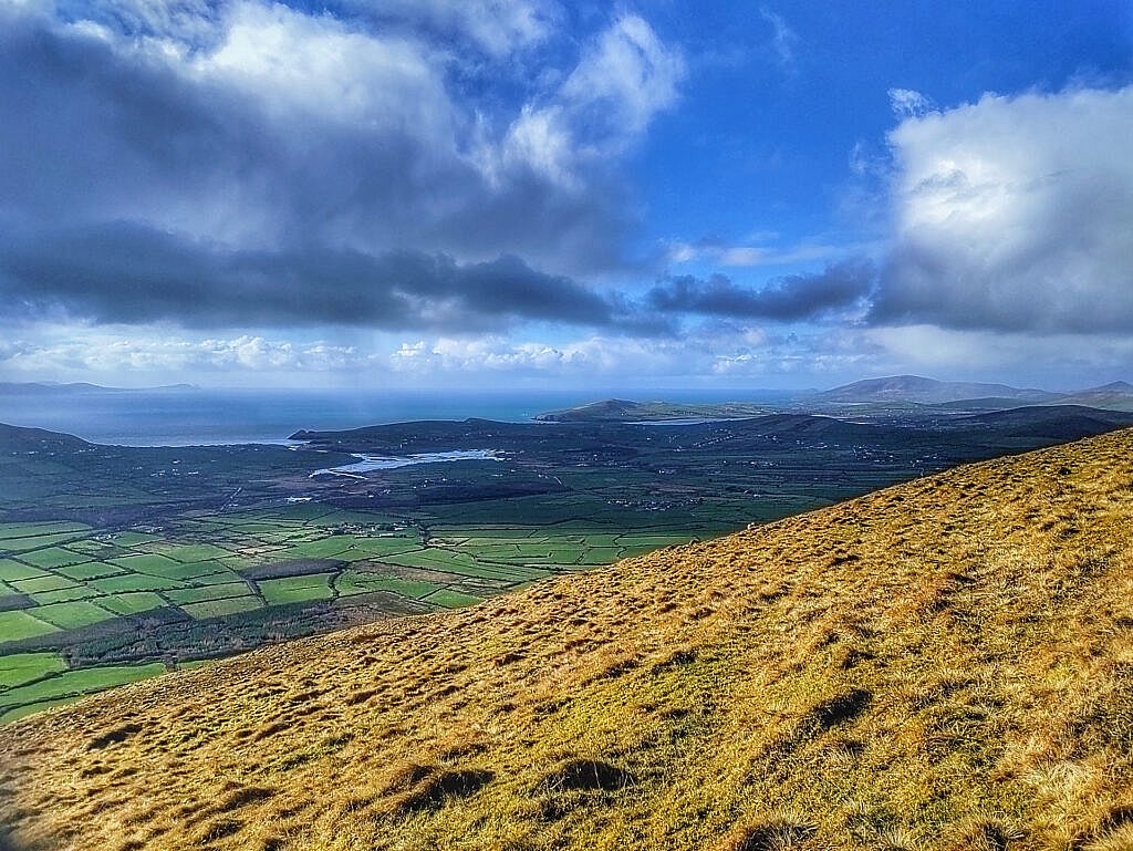 Beautiful landscape view on hillwalking route Cruach Scéirde - An Cnapán Mór - Cnoc na Bánóige - Bearna na Gaoithe
