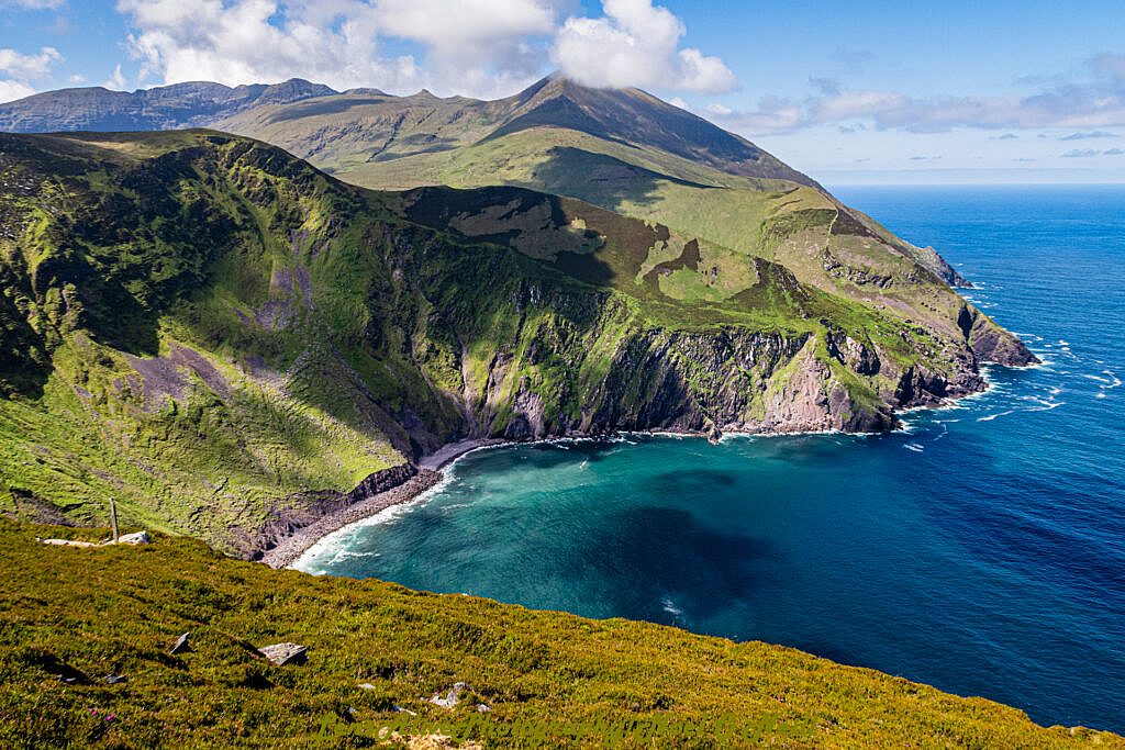 Beautiful landscape view on hillwalking route Brandon Point - Más an Tiompán - Teer