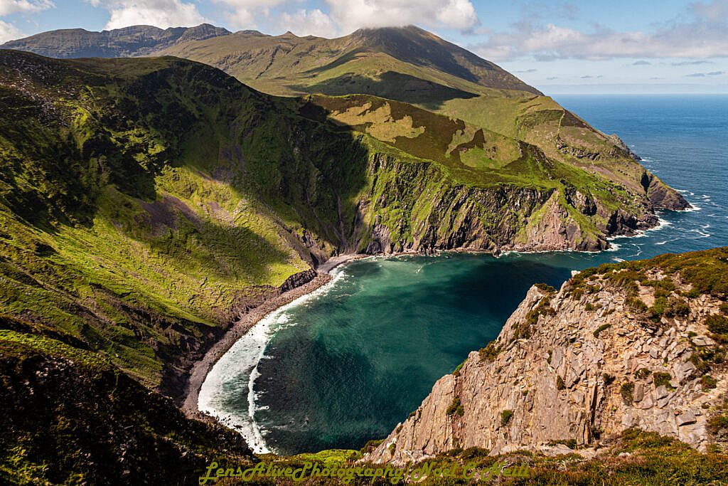Beautiful landscape view on hillwalking route Brandon Point - Más an Tiompán - Teer