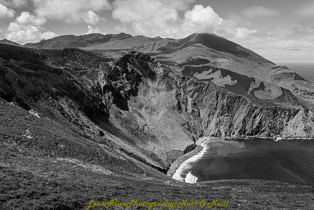 Beautiful landscape view on hillwalking route Brandon Point - Más an Tiompán - Teer