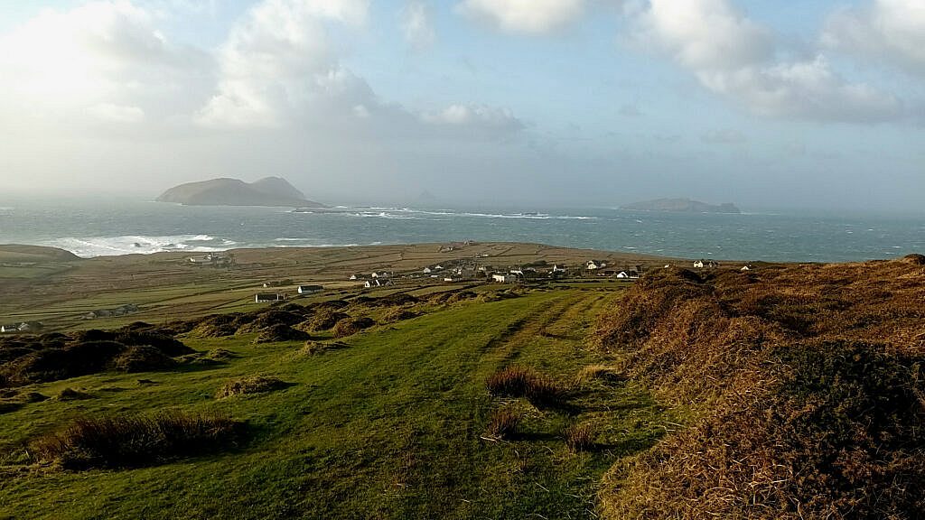 Beautiful landscape view on hillwalking route Dún Chaoin Loop & Cruach Mharthain