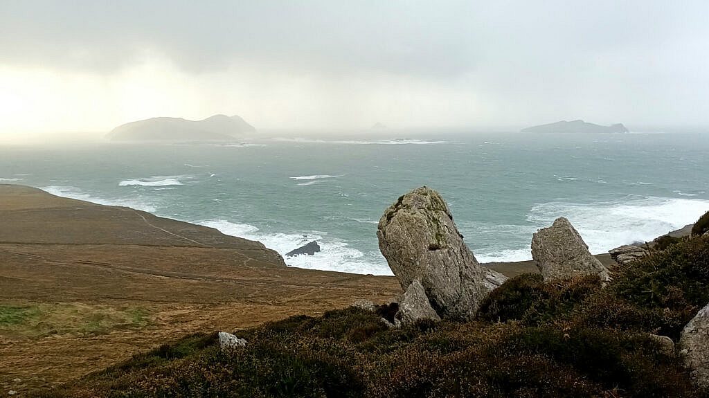 Beautiful landscape view on hillwalking route Dún Chaoin Loop & Cruach Mharthain